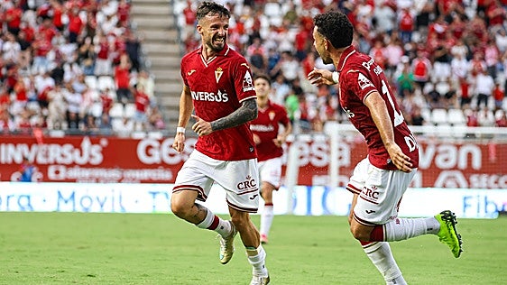 El Real Murcia decreta el estado de ilusión con una goleada al ritmo de un Jorquera estelar