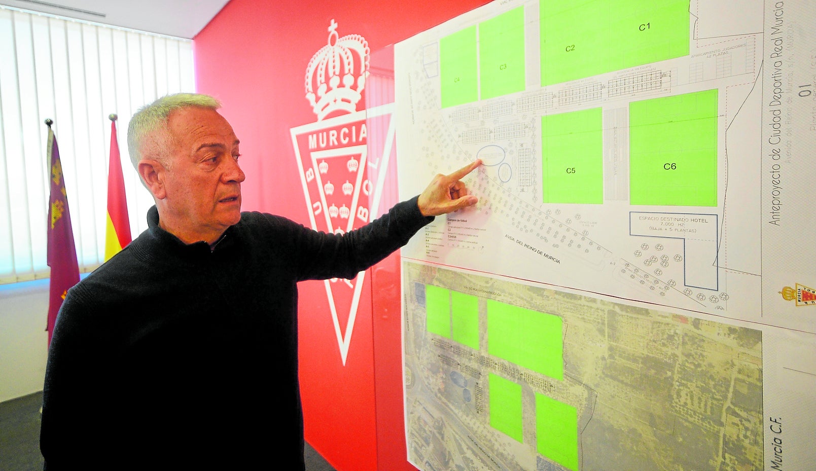 Felipe Moreno, en su despacho del Enrique Roca, con los planos de la futura ciudad deportiva del Real Murcia, en 2024.