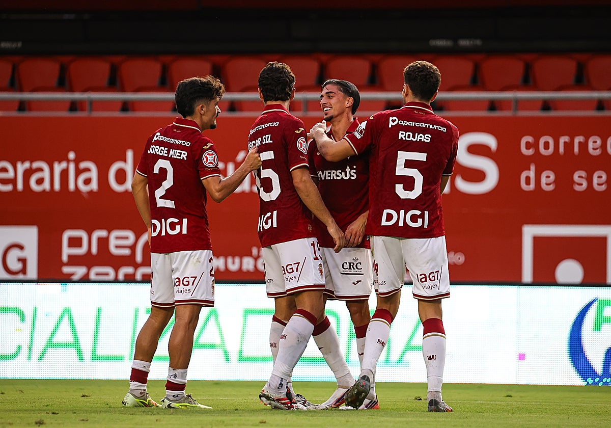 Los jugadores del Real Murcia celebran el tanto de Cristo Romero ante el Teruel.