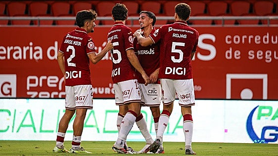 El Real Murcia de Sergi Guilló dispara una fiebre grana llena de argumentos