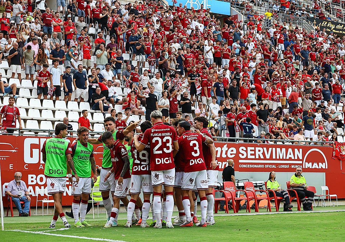 Los jugadores del Real Murcia celebran uno de los tantos ante el Teruel.