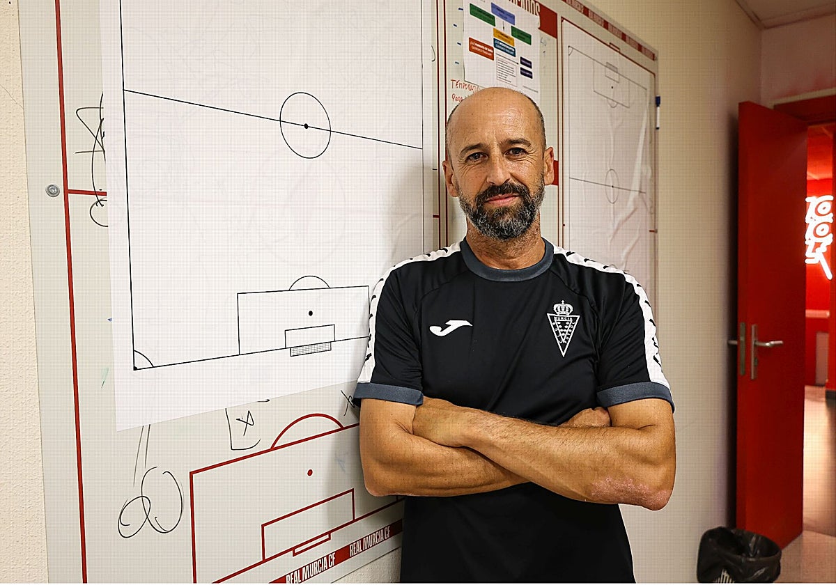 Juando Alhama, entrenador del Real Murcia femenino, pusa en una sala de trabajo del Enrique Roca.