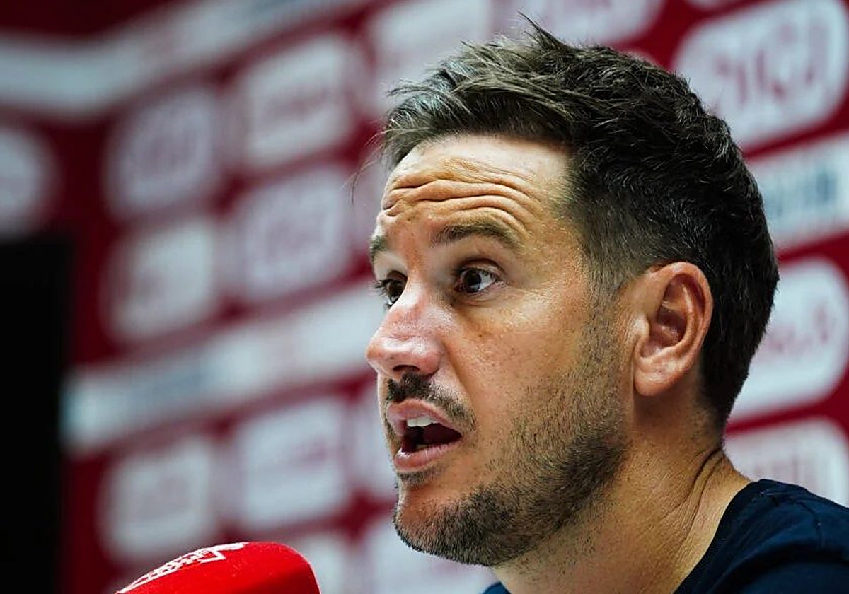 Sergi Guilló, entrenador del Real Murcia, durante la previa del partido ante el Atlético Madrileño.