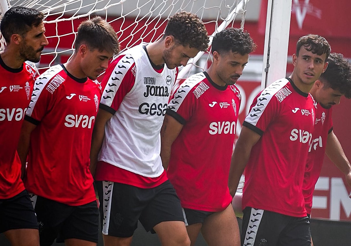 Los jugadores del Real Murcia cargan con la portería durante el entreno del pasado viernes, en el Enrique Roca.