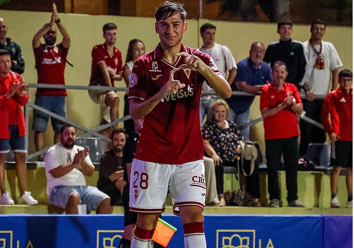 El canterano Raúl Rubira celebra su gol al Orihuela este pasado miércoles en Los Arcos.