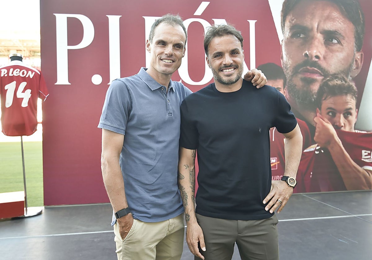 Luis León Sánchez acompaña a su hermano Pedro en el acto de homenaje por su retirada como futbolista.
