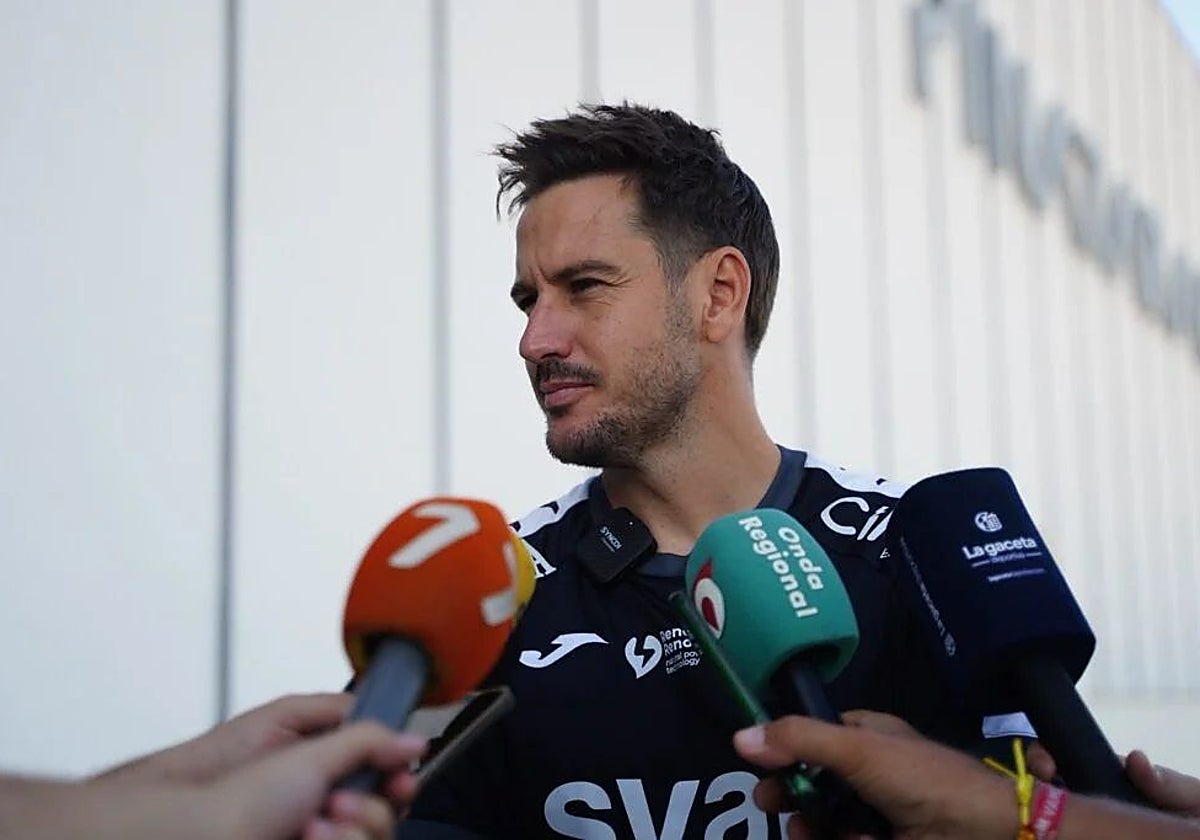 Sergi Guilló, entrenador del Real Murcia, comparece ante los medios de comunicación.