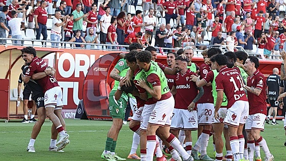 Diez minutos para tocar el cielo con una remontada de locura en el Enrique Roca
