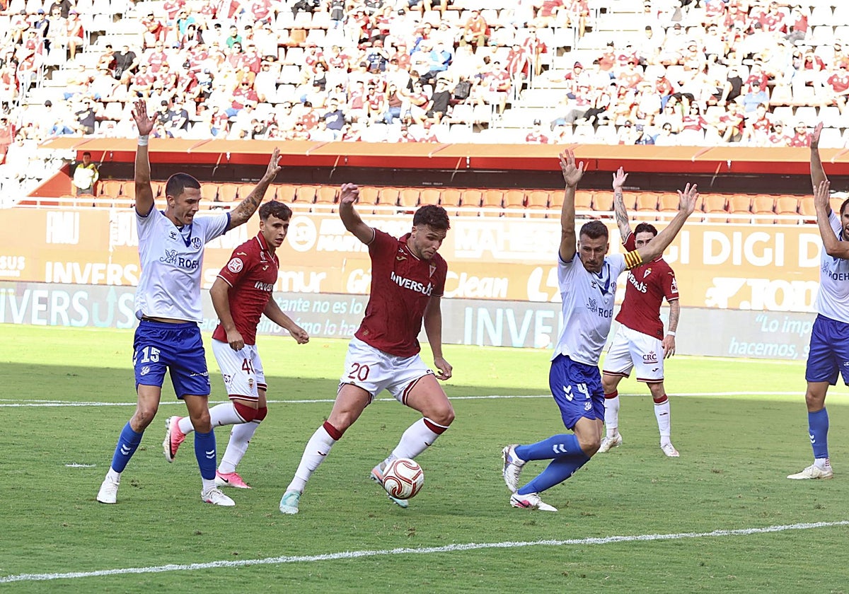 Álvaro Giménez, delantero del Real Murcia, intenta rematar dentro del área del Europa.