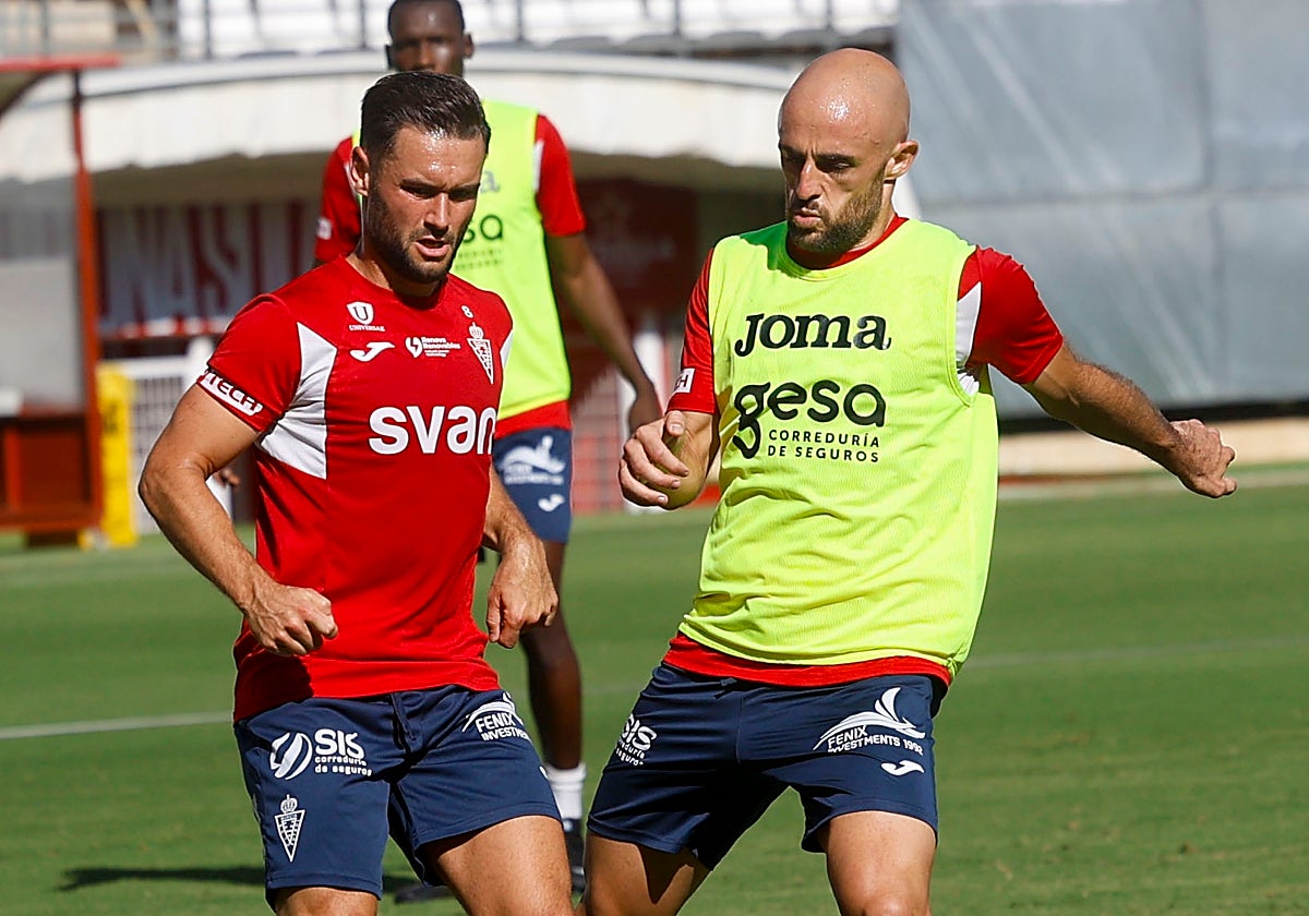 Álex Schalk (i) y Ekain Zenitagoia, despedidos por el Real Murcia, durante un entrenamiento de la pasada pretemporada.