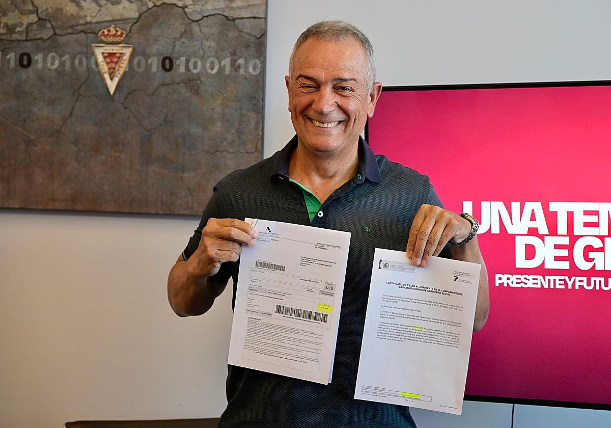 Felipe Moreno, en una fotografía de archivo, muestras los documentos que acreditan el corriente de pago con las administraciones públicas.