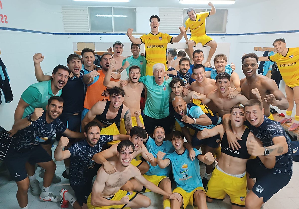 La plantilla del Navalcarnero celebra el pase a los cuartos de final de la Copa Federación.