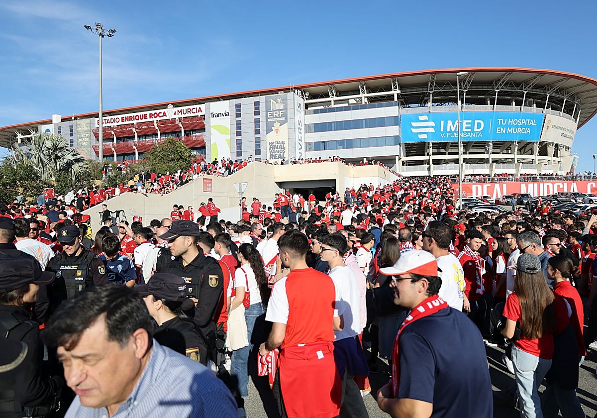Aficionados del Real Murcia congregados en el exterior del estadio Enrique Roca antes del último derbi ante el FC Cartagena.