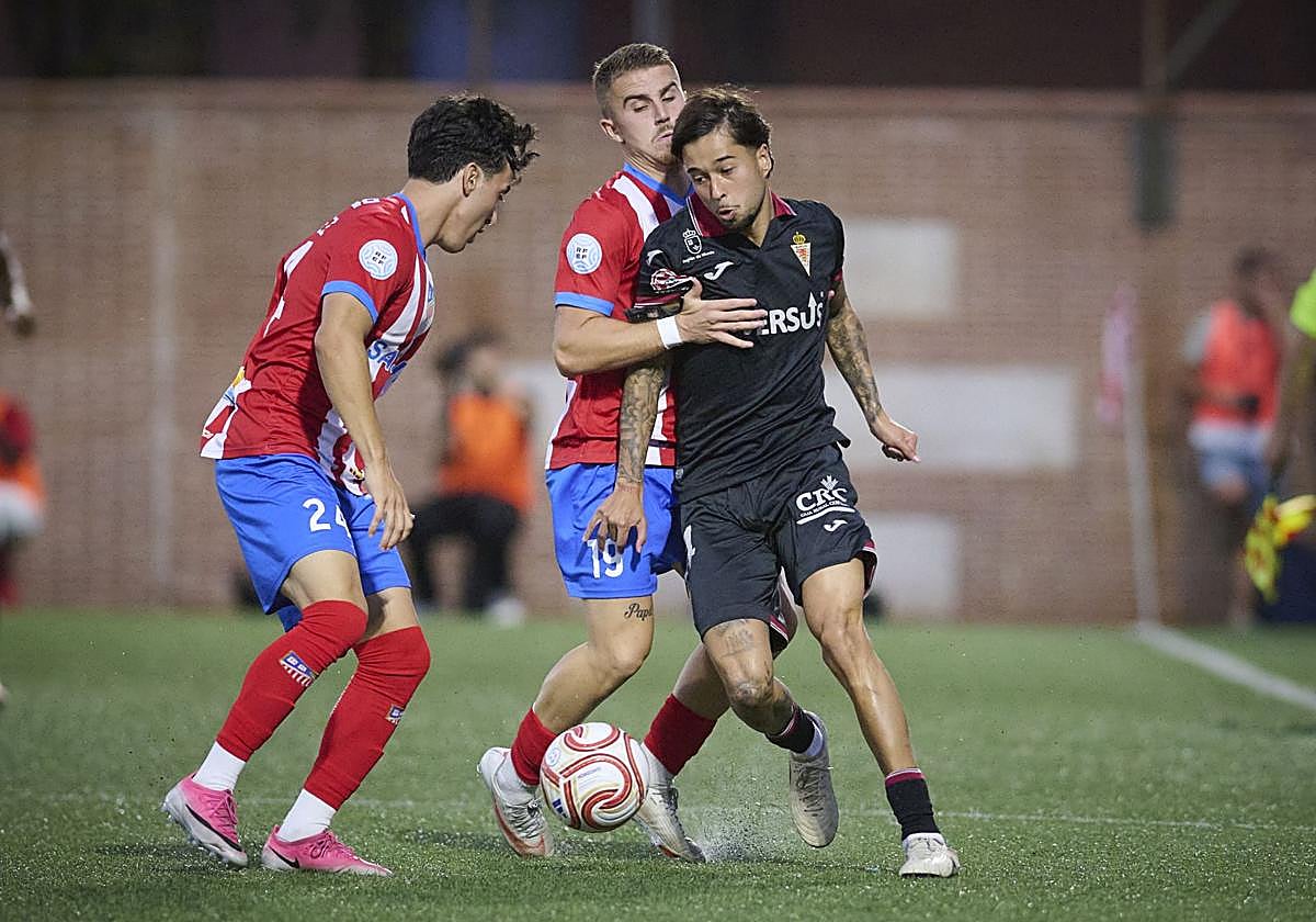 Palmberg intenta regatear a dos rivales.