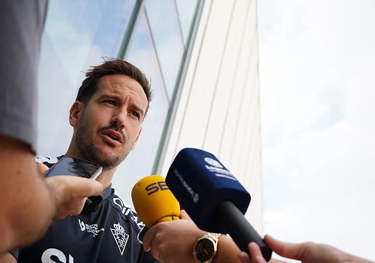 Sergi Guilló, entrenador del Real Murcia, atiende a los medios de comunicación.