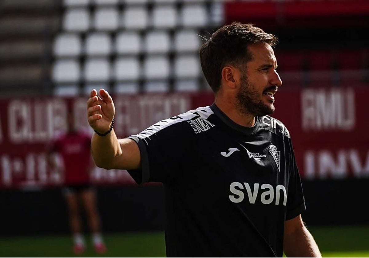 Sergi Guilló, entrenador del Real Murcia, durante un entrenamiento en el estadio Enrique Roca.