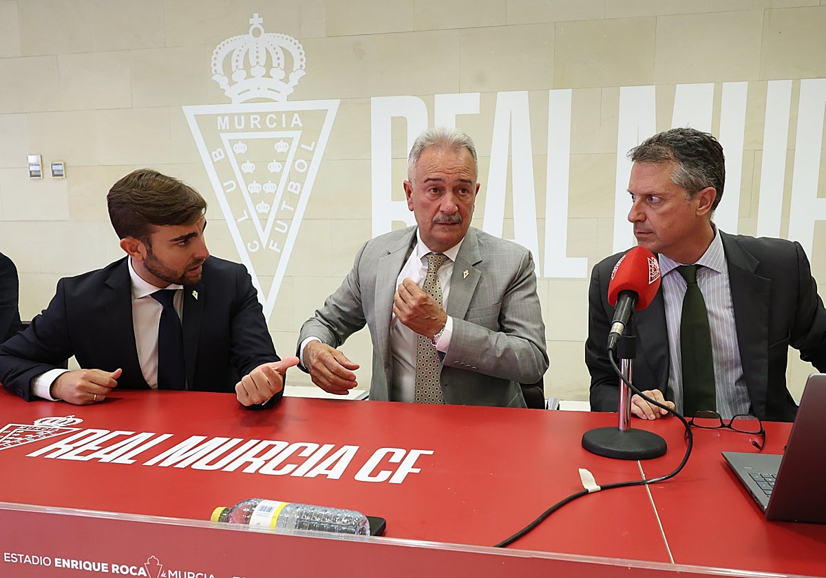 Fellipe Moreno (c), durante la última Junta de Accionistas del Real Murcia, el pasado octubre de 2025.