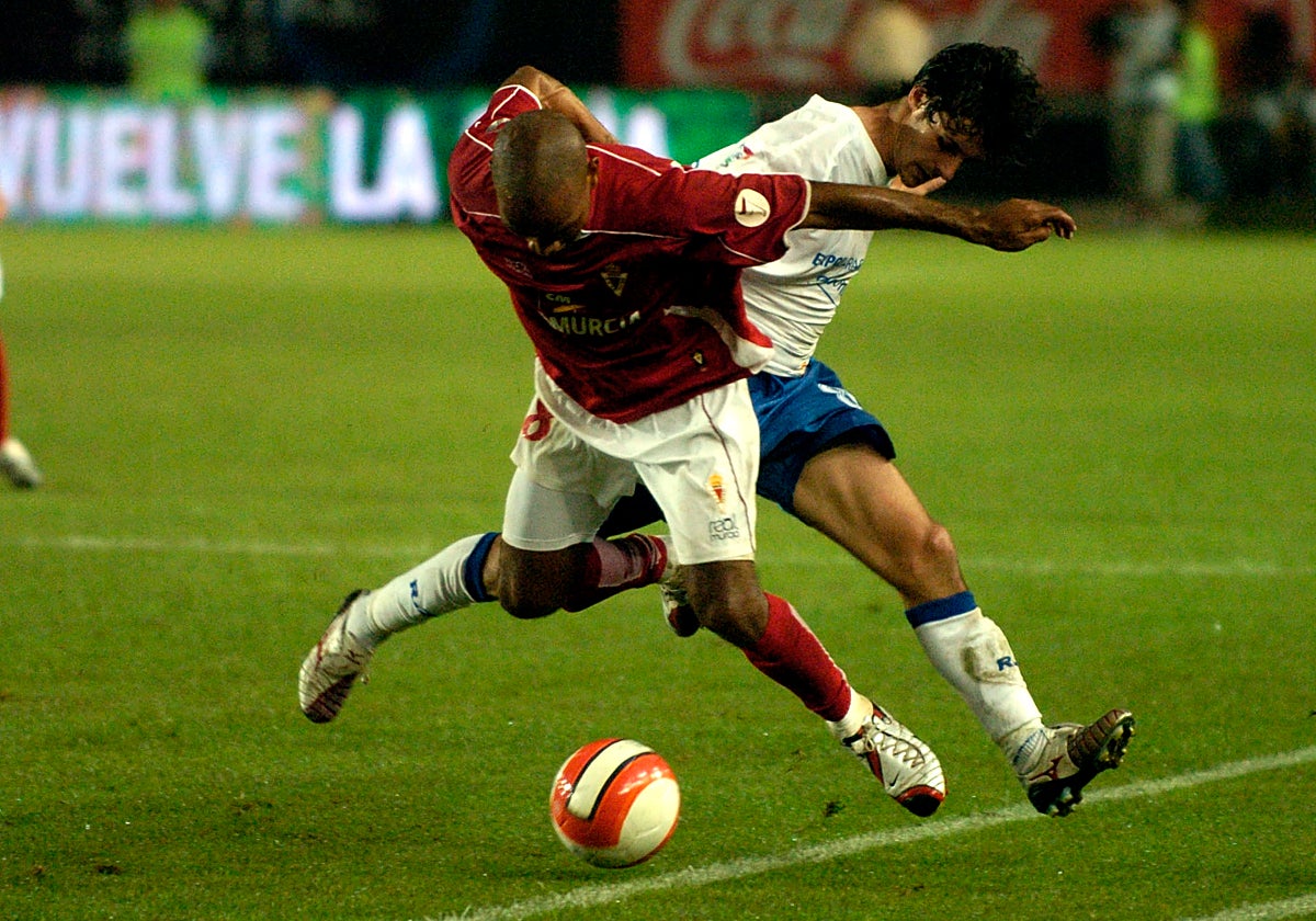Fernando Baiano supera a Pablo Aimar durante la victoria del Real Murcia ante el Zaragoza en 2007, en Primera División.