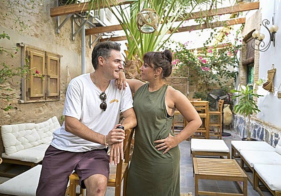 El actor y cómico Pedro Ángel Roca y la actriz Marta Megías presumen de complicidad durante la entrevista con LA VERDAD en la cafetería Santa Teresa Sesenta y uno, en Los Alcázares