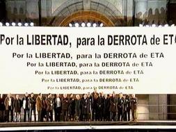Aspecto de la Puerta de Alcalá durante la concentración unitaria contra el terrorismo. /EFE