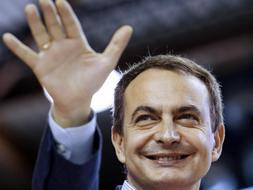 El secretario general del PSOE y presidente del Gobierno, José Luis Rodríguez Zapatero, saluda antes de intervenir en el mitin en Las Palmas de Gran Canaria. /EFE