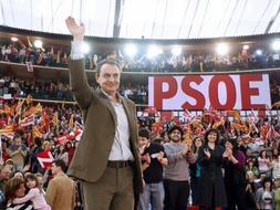 El secretario general del PSOE y presidente del Gobierno, José Luis Rodríguez Zapatero, saluda a los asistentes tras su intervención en el mitin celebrado hoy en la Plaza de Toros de Zaragoza. /EFE