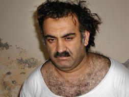 En la imagen, el presunto cerebro del 11-S, Jalid Sheij Mohamed, en el momento de su detención en 2003. /ARCHIVO