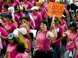 Manifestación contra la estigmatización de los afectados y la homofobia en Ciudad de México. 'Soy una trabajadora del sexo', reza el cartel que muestra la chica, junto a varias compañeras más.