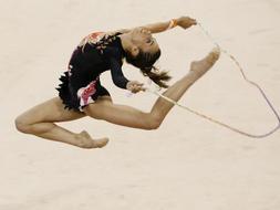 La gimnasta española Almudena Cid durante su ejercicio de cuerda. /AFP
