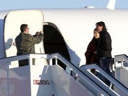 Tres de los 150 turistas que han llegado en el segundo vuelo. /Efe