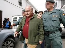 El alcalde de la localidad malagueña de Alcaucín, José Manuel Martín Alba, en el momento de su detención. / Efe