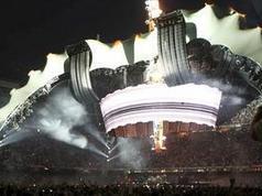 Impresionante escenario en el que U2 ha ofrecido su recital en Barcelona. / Efe