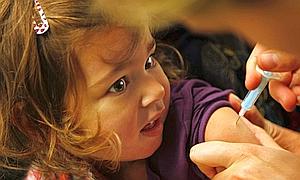 Vacunación de niños contra la Gripe A en Holanda. / Reuters