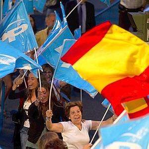Simpatizantes del PP celebran en la sede de Génova la previsible victoria electoral de ese partido. / Ap