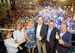 Los dirigentes del PP, con Rajoy a la cabeza, celebran su victoria en Génova. / Foto: Efe | Vídeo: Atlas