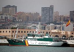 Intentan viajar como polizones en un barco de la Guardia Civil