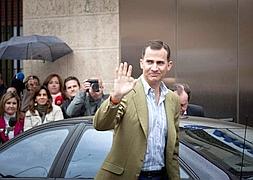 Don Felipe, a su llegada al hospital. / Luca Piergiovanni (Efe) | Atlas