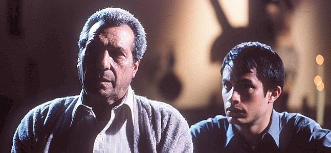 El actor Sancho Gracia, en 'Los crímenes del Padre Amaro'. / Archivo