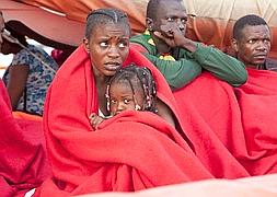 Inmigrantes rescatados de una patera en las costas de Granada. / Efe