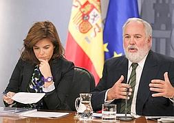 La vicepresidenta, Soraya Sáenz de Santamaría y el ministro de Agricultura, Miguel Arias Cañete. / Foto: Efe | Vídeo: Ep