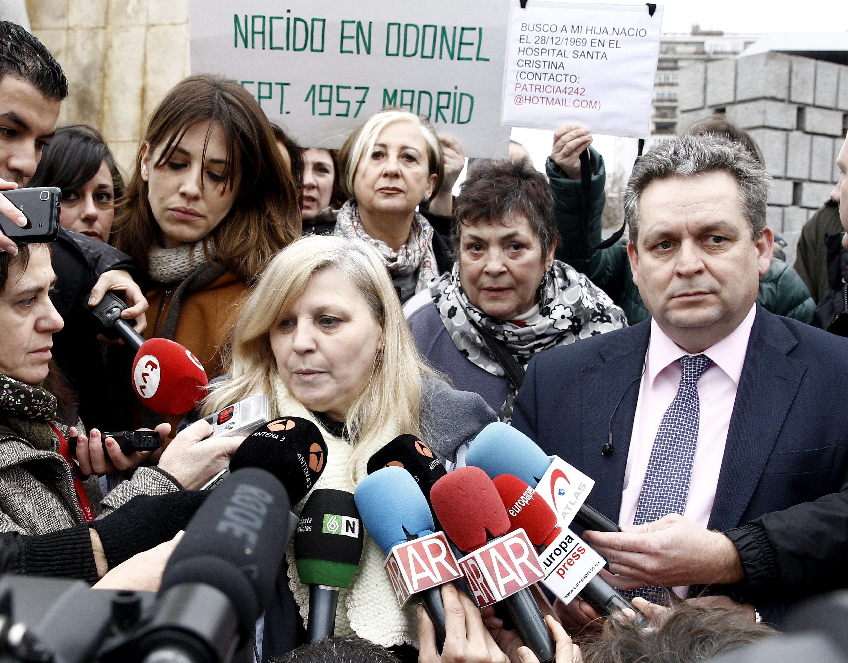 Pruificación Betegón, madre de las gemelas supuestamente robadas, a las puertas del juzgado. / Foto: EFE / Ballesteros