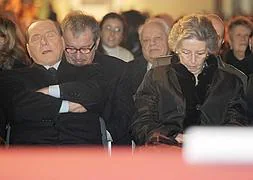Berlusconi, junto a Mario Monti y su esposa en la ceremonia. / Efe