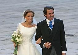 Ana Aznar es acompañada por su padre al interior de la iglesia el día de su boda. / Sergio Pérez (Reuters) | Vídeo: Atlas