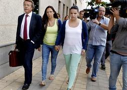 Saida Prieto (d), acompañada de su madre y abogado./ Efe