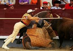 Un picador, tras ser derribado, frente al toro. / Pedro Armestre (Afp)