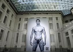 Póster gigante de CR7 instalado en el Patio de Cristal del Palacio de Cibeles. / Juan Carlos Hidalgo (Efe)