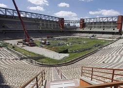 Trabajos de remodelación en uno de los estadios en los que se disputará el Mundial 2014. / Reuters
