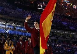 El patinador Javier Fernández, en Sochi, mientras posa como abanderado nacional. / JIM YOUNG (REUTERS)