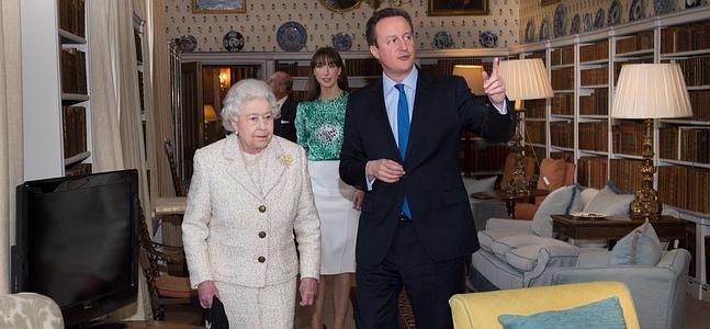 La reina Isabel II de Inglaterra, junto a David Cameron. / Afp