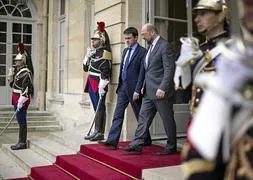Manuel Valls (i), junto a Martin Schultz. / Afp